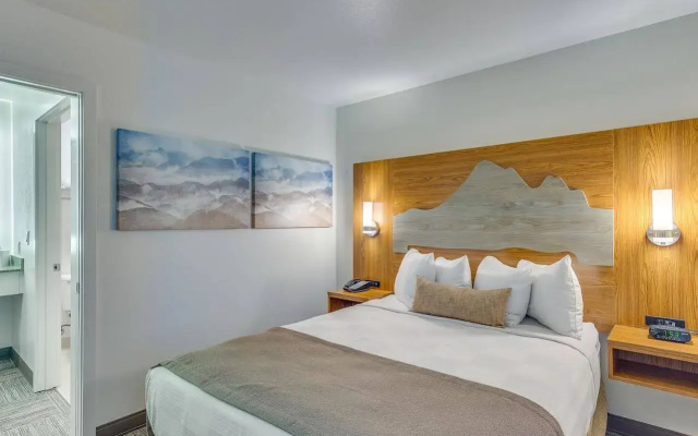 The Marshall Suites