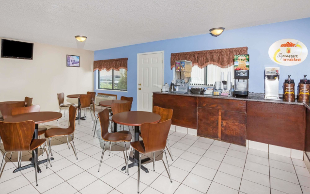 Super 8 by Wyndham Jonesboro