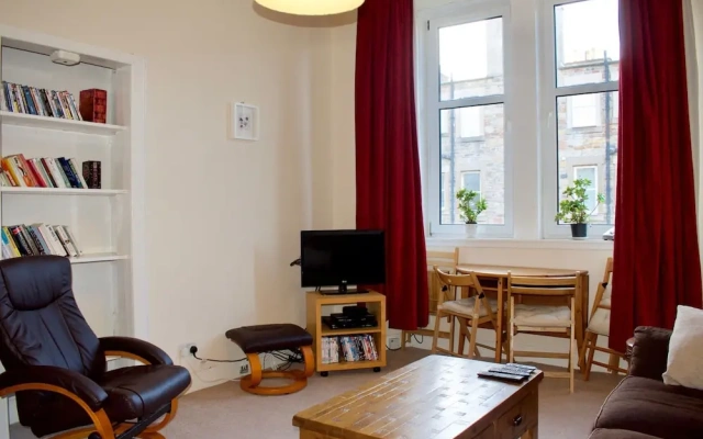 1 Bedroom Central Edinburgh Flat