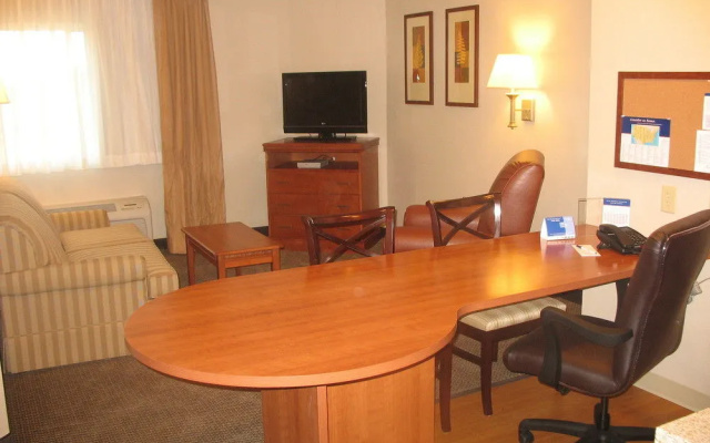 Candlewood Suites Waterloo- Cedar Falls