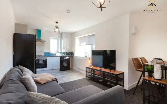 Modern 3-Storey Apartment & Free Parking