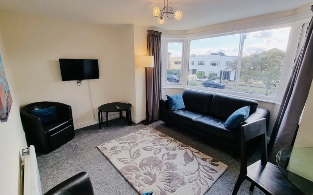 Beachside Home - Sleeps 5, Garden, Parking & Pets
