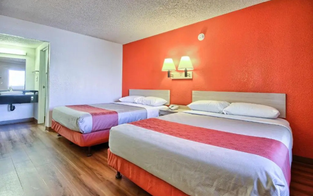 Motel 6 Fresno - Blackstone South