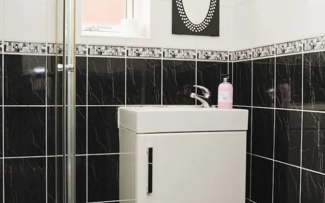 Room in Guest Room - Spacious Beautiful Room in Coventry