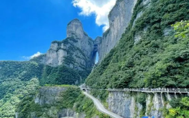 Universal Intelligent Homestay (Tianmen Mountain Cableway Store)
