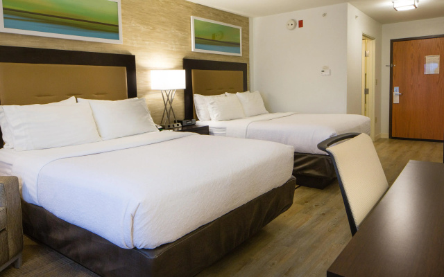 Holiday Inn & Suites Bloomington-Airport