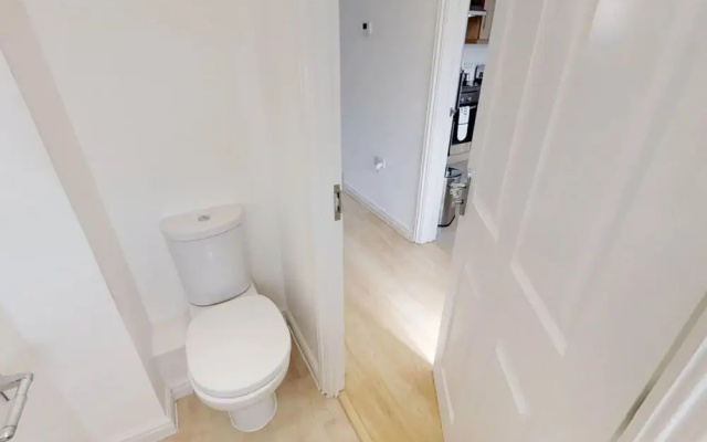 Stayzo - Cole Green Lane - Ideal for Your Next Staycation or Workcation Whole House With Wi-fi