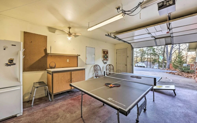 Holiday Island Home: Mountain View + Hot Tub!