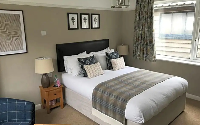 Oak Tree Lodge & Holiday Parking