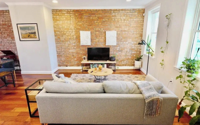 Pretty in Petworth-walkable to Metro & Restaurants