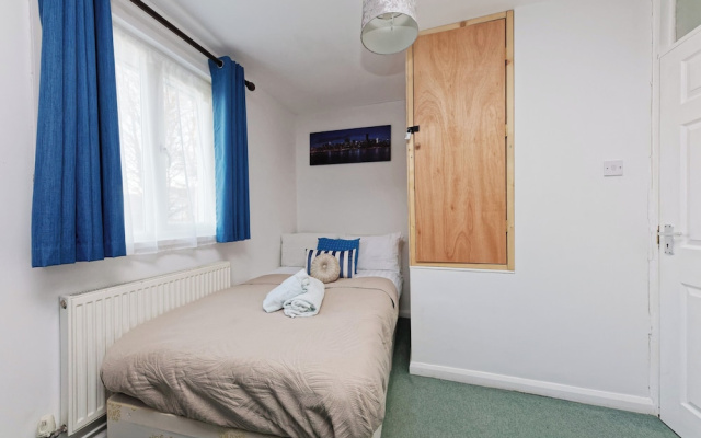House Sleeps 14 With Enclosed Garden