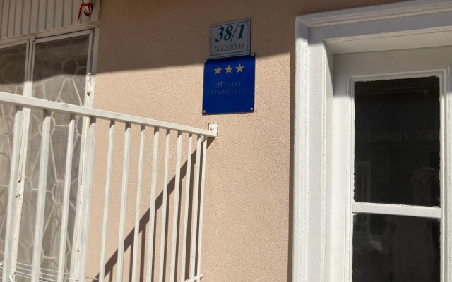VERY CLOSE Studio Apartment