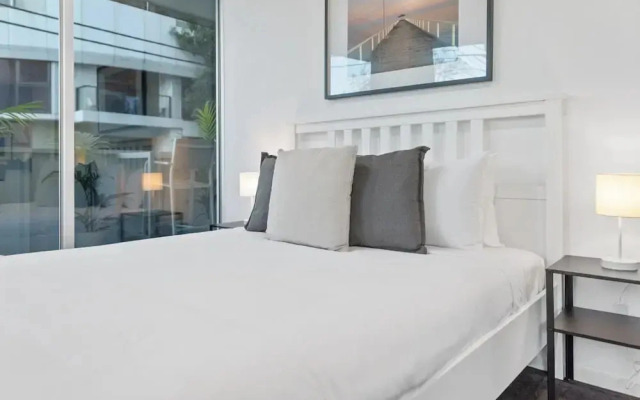 Sleek South Yarra 2-bed With Alfresco Dining