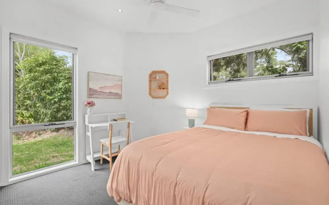 Luxurious 5-bed Home by Avoca Beach