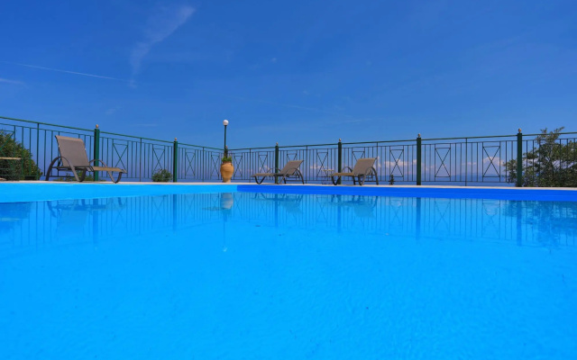 Antigoni Villa Tria in Longos