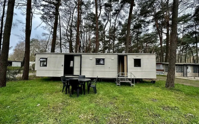 Residence With a Spacious Garden Located in a Child-friendly Park