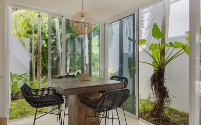 Modern Luxury 6 BR Tropical Retreat With Pool