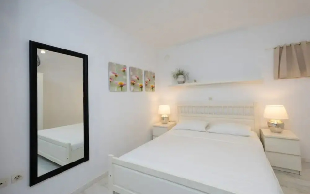 B4 Cycladic Home for 6 by the Beach