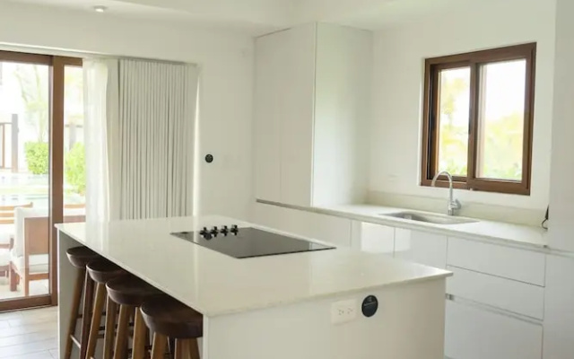 Private Jacuzzi and Balcony in 2-br Villa