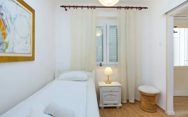Kablar'S Sunny Suites