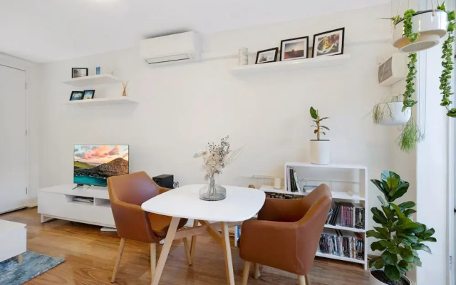 Snug St Kilda Apartment With Private Courtyard