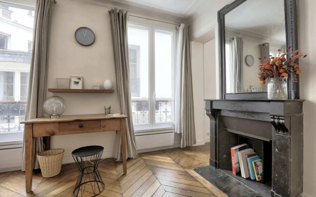 Classy and Cosy 1-bedroom Ensuite, 2min Walk From Cadet Metro