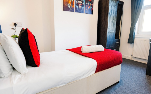 Gloucester-4 Bed Home for Work & Leisure