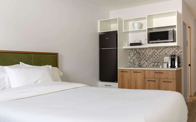 Econo Lodge Inn & Suites