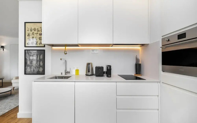 Urban Retreat: Downtown Luxury, Parking, Ac & Elevator