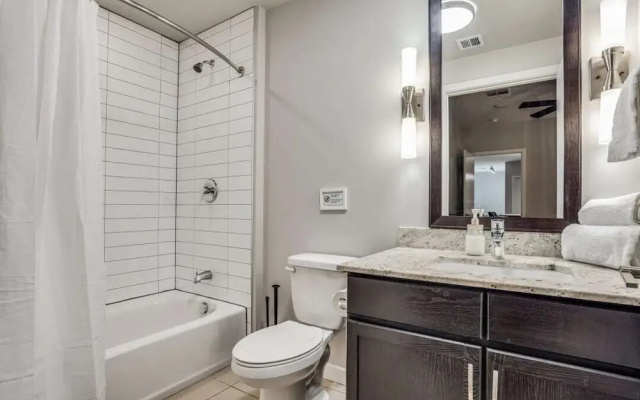 Stunning 2BR 2BA w/SKY POOL lounge CozySuites
