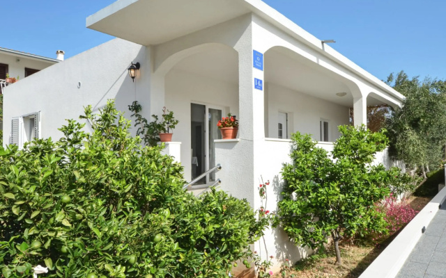 Pazanin - 20m from the beach - H(4+1)