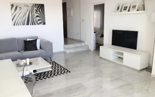 2056 - Apt with terrace sea view
