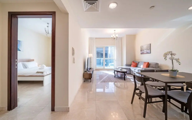 Spacious Apartment With Balcony in Business Bay