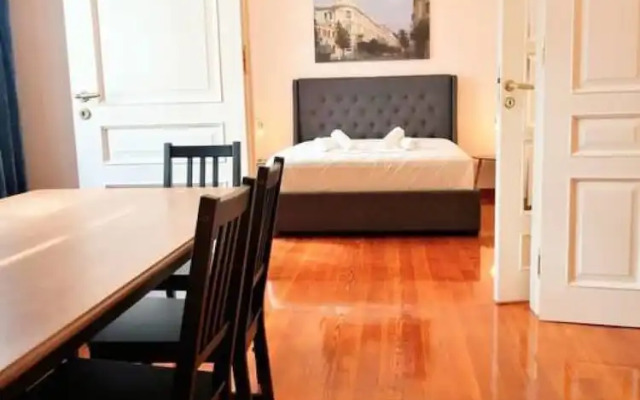 Elegant Apartment in Parliament Square