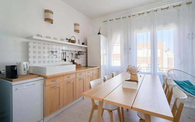 Superbe Appartement, Balcon Vue Mer, 3 Chambres!