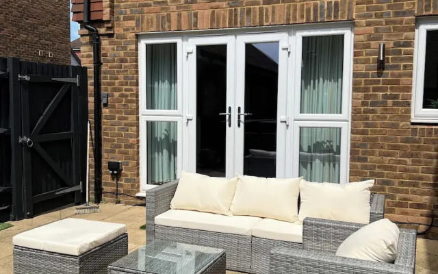 Horley Hideaway - 4 Bedroom House- Sleeps 7