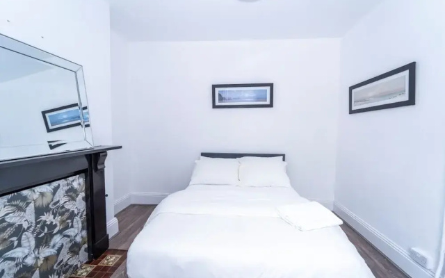 3 Bed House - Sleeps 11 - Pets - Wifi