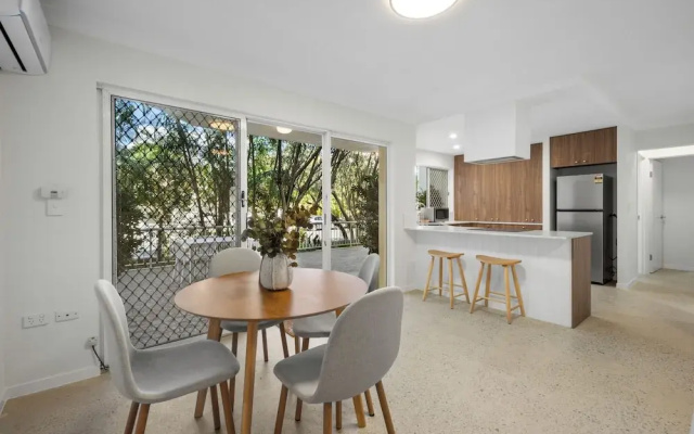Burleigh Breeze 2 Bed Beach Walk