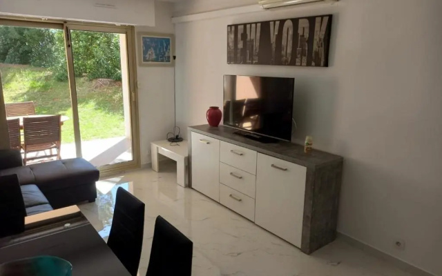 T3 A/C Côte d'Azur, Piscine, Plage à 350m, WIFI
