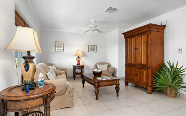 Hut Pointe #6 2 Bedroom Apts