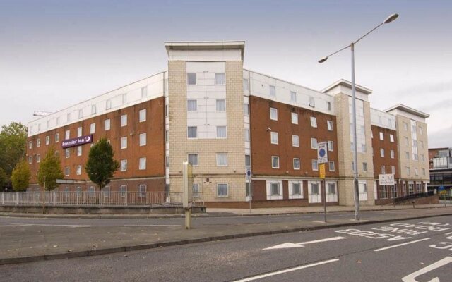 Отель Premier Inn Manchester City Centre - Deansgate Locks вид на фасад