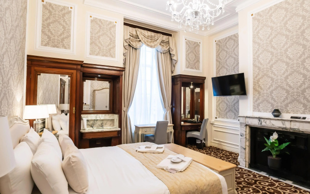 Adelphi Hotel