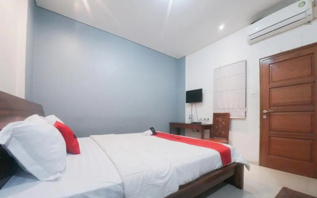 RedDoorz Plus near Green Pramuka Square Mall