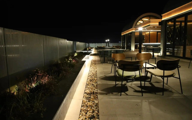 Midpoint Hotel