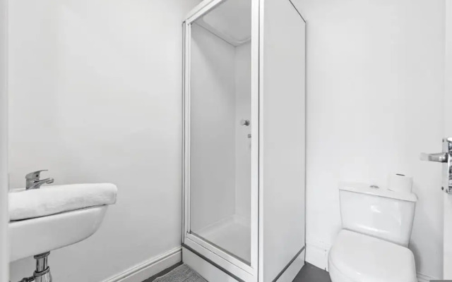 Large Modern Leeds Stay w 8 Private Ensuite Studio