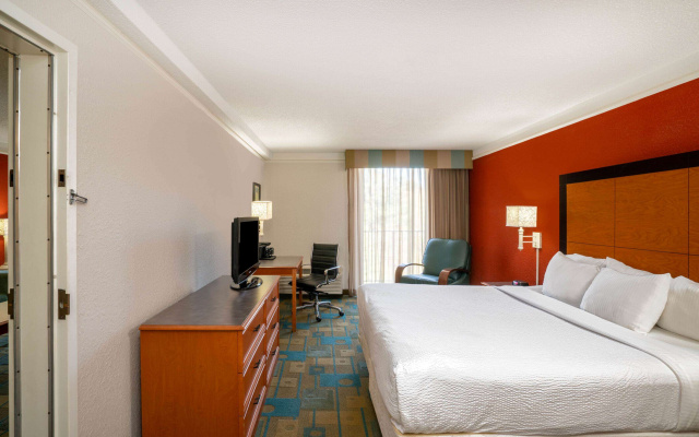 La Quinta Inn & Suites by Wyndham Nashville Airport/Opryland
