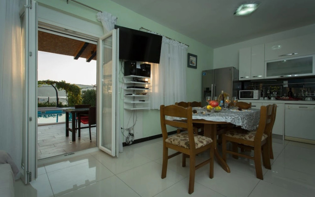 Beachfront Holiday Home With Pool Mami