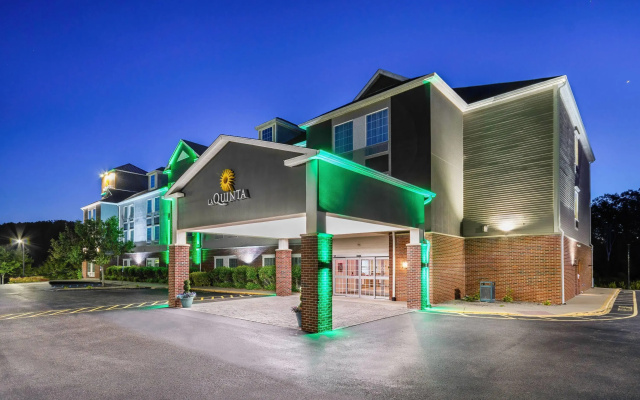 La Quinta Inn & Suites by Wyndham Stonington-Mystic Area