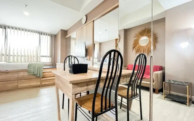 Earth Toned Studio Apartment Collins Boulevard