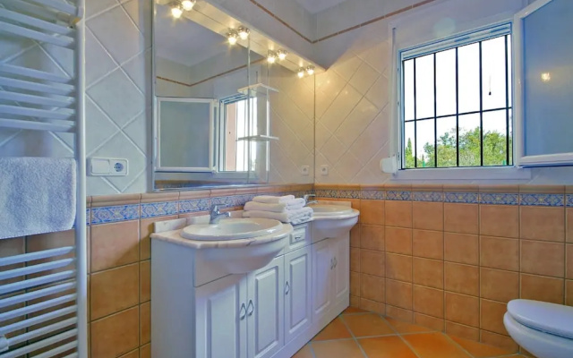 Villa - 4 Bedrooms with Pool, WiFi and Sea views - 104970